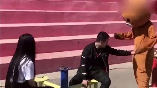 喜欢捉弄路人的网红,网红捉弄路人，笑料百出引关注